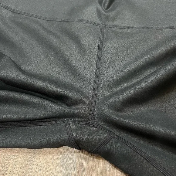 Fabletics High-Waisted Iridescent Luxe Leggings Size Large (Black) - Picture 4 of 11